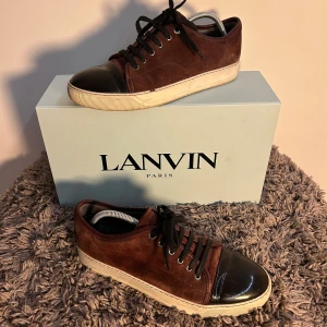 Lanvin Sneakers - Ett par riktigt feta vinröda Lanvins i Uk8 unik och schysst färg🔥. Är i riktigt fint skick förutom en liten defekt vid sulan. All og ingår, har själv snörat om skorna till svarta snören, fast original snören finns kvar🙌💯. Hör gärna av er vid frågor! 