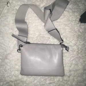 Fin väska - Den är lite sliten därav priset… (se bild 3,4)  Den är från don Donna, finns inte längre. Väldigt praktisk då den har 3 fack  Nypris: 249kr💞