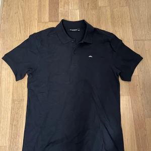 JL piké S - Säljer nu denna stilrena pikétröjan från J. Lindberg som aldrig använts, passar dig som är runt 175-180💯