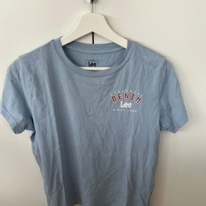 Blå T-shirt från Lee - Jättefin T-shirt från ”lee” i nyskick, sitter perfekt och passar till nästan allt. 