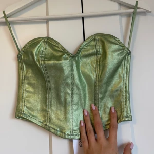 Topp - Säljer denna fest toppen från Gina i storlek XS. Den är helt oanvänd med prislappen kvar. Köparen står för frakten💚