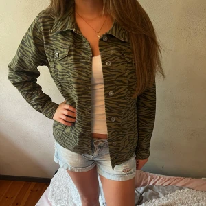 zebra mönstrad jacka - världens coolaste zebramönstrade jacka 🦓🦓 finns även matchande kjol ifall man är intresserad