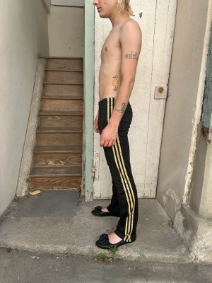 Adidas byxa  - Raka adidas buxor med guld ränder