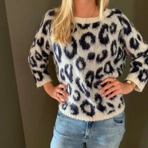 Leopard tröja - SÅ fin och eftertraktad stickad tröja köpt från Sellpy. I bra skick och inga slitningar. (tog endast dessa bilder så fråga ej om fler)