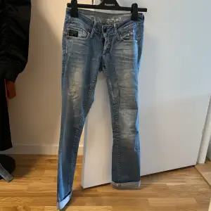 Säljer mina G-star jeans eftersom de inte passar längre. Det finns ett litet hål under bakfickan annars är de i fint skick. Låg midja. Storlek 27 och längd 32. Modellen är tajta uppe och bredare nere/raka. 