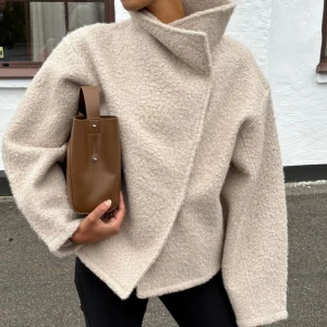 Jättefin beige kappa - Köpt förra hösten, jättefint skick! Köpt för ca 600 säljer för 350kr. Pris går att diskutera vid snabb affär❣️❣️