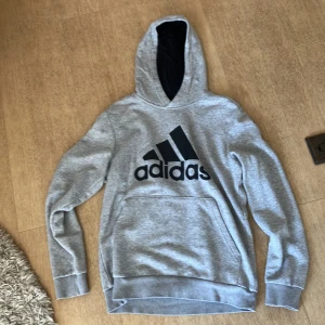 Adidas hoodie  - Nästan helt oanvänd hoodie från Adidas. Storlek 164