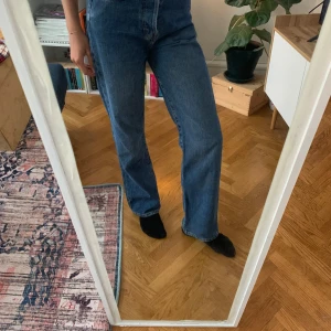Långa jeans! - Säljer ett par snygga blå jeans med hög midja. Jeansen är perfekta får oss långa tjejer, är 178 cm och de passar perfekt  De har en straight passform. Bra skick!