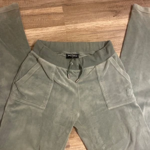 juciy couture byxor ljusgröna strlk xs - jätte fina juicy cotoure byxor i ljusgrönt med några defekter på bena. så så mysiga och perfekt för hösten!! några få defekter som jag lagt in bilder på kolla på dem innan ni köper. postar så fort jag kan!!