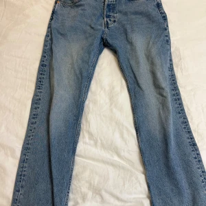 Weekday jeans - Blåa Weekday jeans i modellen Space! Storlek står i bilden.