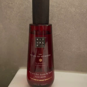 Rituals body oil - Rituals dry body oil ayurveda 100 ml Endast testad några pump, säljes pga har dubletter Doft av indisk ros och söt mandel Nypris 260 kr säljer för 170 kr