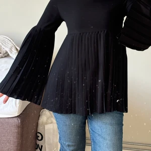 Plisserad blus - Fin plisserad blus. Använd 1 gång. Storlek 36