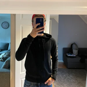 Tiger Of Sweden hoddie - Den är i storleken M men skulle säga att den passar S mera. Färgen svart och är i bra skick trotts att den använts. Ny pris 1500 mitt pris 550