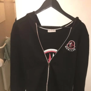 Moncler kofta  - Din kofta  Bra skick  Använts några gånger  Pris kan diskuteras 