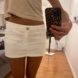 Vit mini jeans kjol - Midjemått 38cm. Längd 25cm ❤️ bra skick!