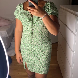 Jätte fin klänning😍😍 -  Här säljer jag min fina klänning som bara används en gång till en skolavslutning. 😍💕 perfekt till semester med bra luftigt material som inte blir för varmt😍 Passar till det mesta tillfällena och perfekt att bara dra på sig eller styla med fina skor😜