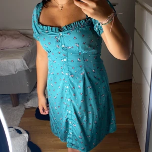 Fin grön klänning 👗 -  Jag säljer denna fina klänning som passar till alla tillfällen och som är enkel att dra på sig från Nelly 😍😍 denna klänning är perfekt och passar till både utomlands och andra tillfällen 👗💕