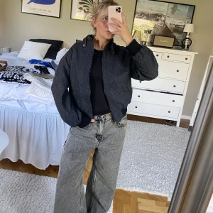 Jacka  - Rutig jacka i Jättenajs biker/bomberjacks-inspirerad modell   Köpt vintage i Italien, uppskattar till s/m. Perfekt längd o passar till typ allt. Grå/svart