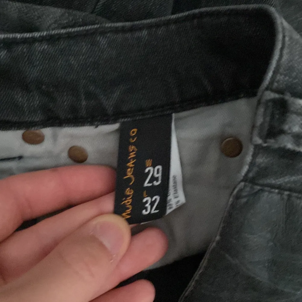 Skit snygga mörkgrå Nudie jeans. . Jeans & Byxor.