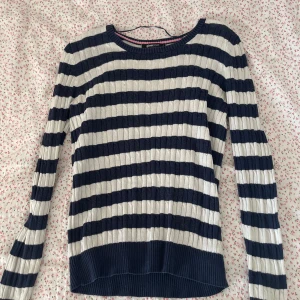 Randig stickad tröja - Randig stickad tröja i storlek S från Ginatricot. Mörkblå och vit färg. Har en väldigt liten fläck (kolla bild) men som säkert går att ta bort.