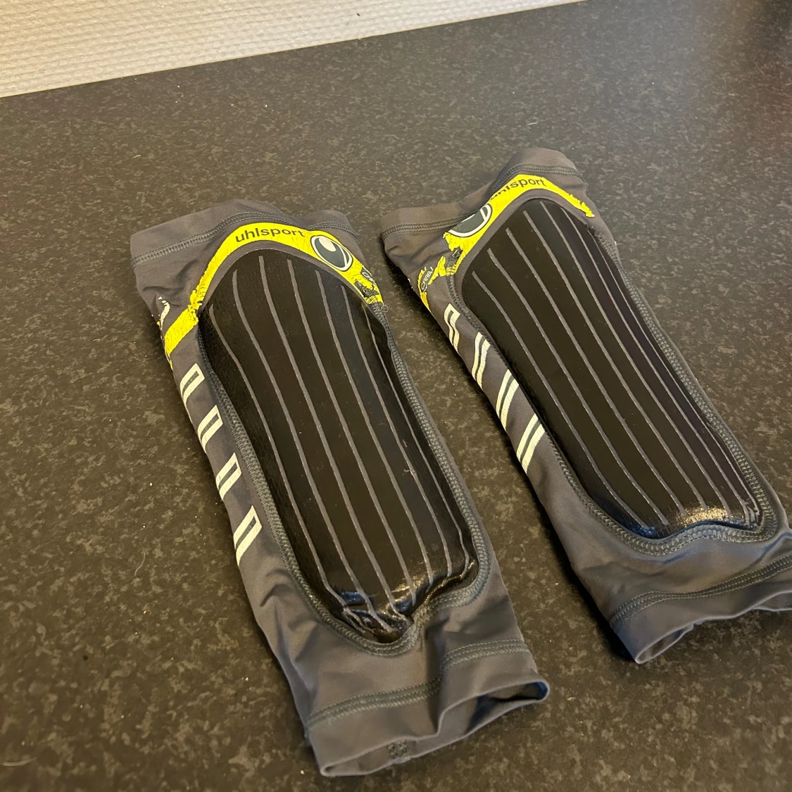 Fotbollsbenskydd - 90