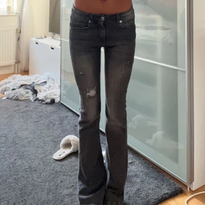 Gråa low bootcut jeans - Säljer mina jättesnygga low waist bootcut jeans, jag har storlek 25/32 i jeans men i dessa står det 158/164 och jag är 167!!
