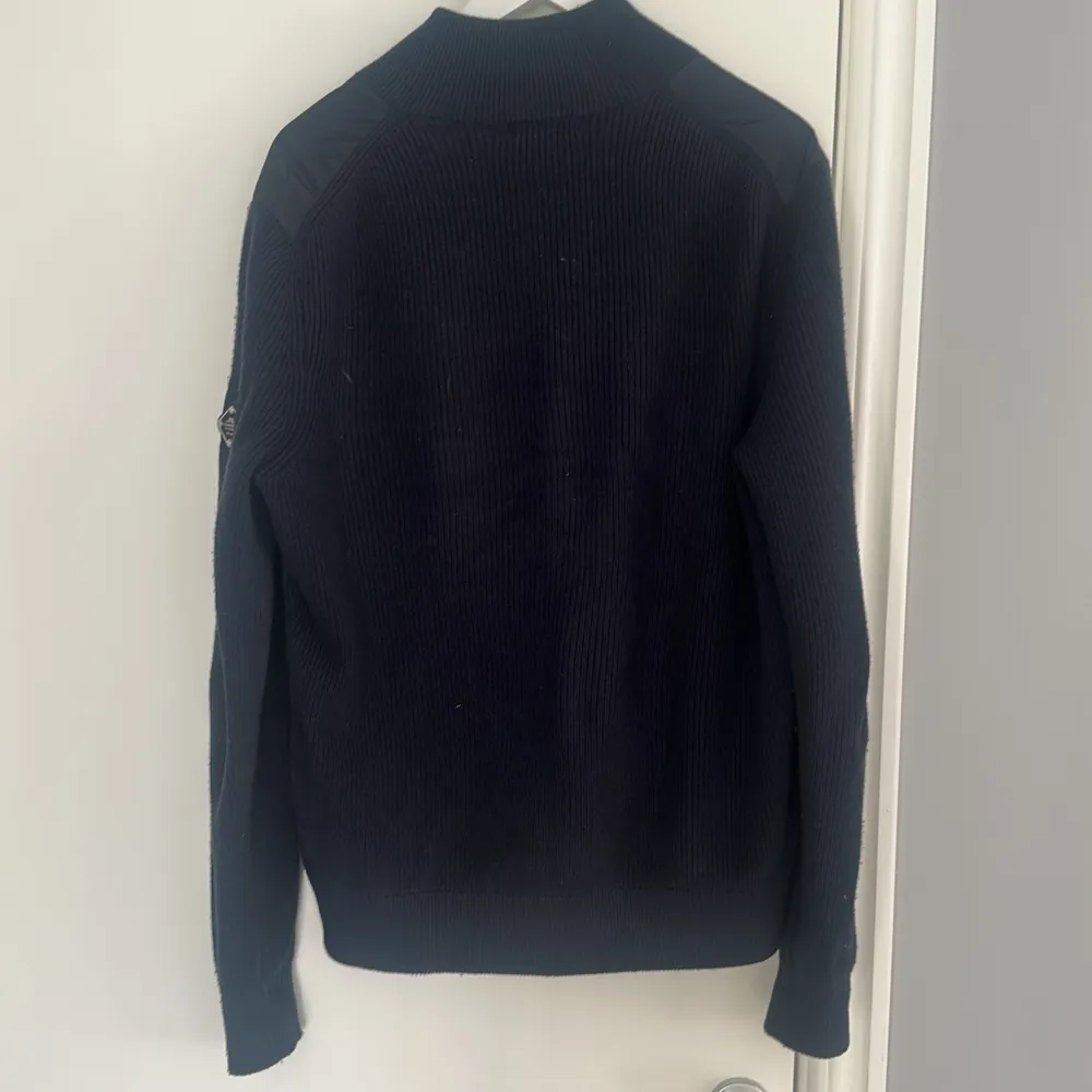 Säljer min j Lindeberg cardigan! Jackan är i ett bra skick utan något slitage. Va inte rädd för att ställa några frågor om jackan. Ny pris runt 4000, modell på den  har slutat sålts. . Jackor.