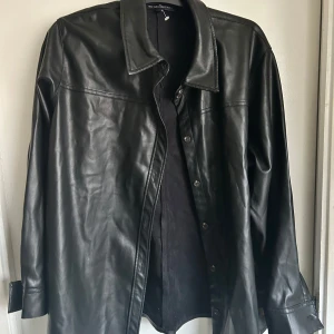 Skinnjacka  - Skinnjacka med foder på innersidan så den blir varmare! Perfekt nu när det blir klarare ute🩵 storlek 52, men skulle mer säga att den är 44🤍  200kr + frakt