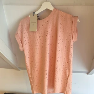 Rosa ärmlös topp från Freequent - Säljer en supergullig rosa topp då den tyvärr inte har använts. Nyskick med lappen kvar! 