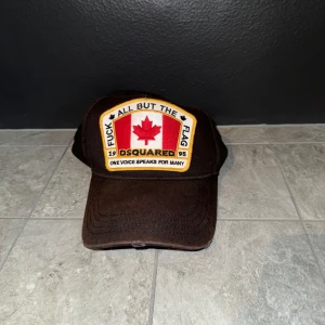 Dsquared Keps  - Inte använd på flertal år, Pris 400kr. Lite solblekt men annars i gott skick. 