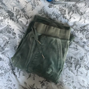Juicy byxor  - Säljer ett par gröna juicy billigt då jag aldrig använder dom. Där är något slitage på dom men annars är dom som nya färgen ser konstig ut på bild men färgen har inte blekts.