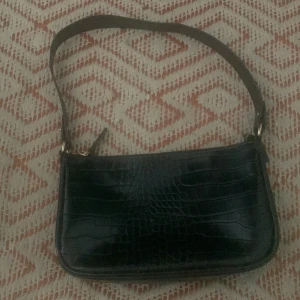 Väska - Säljer denna väska då den ej används utan bara ligger och skräpar säljer för 100 då jag köpte den för 250 på hm för ett par år sedan 