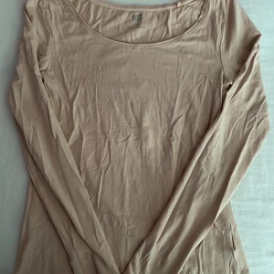 Beige långärmad tröja - Säljer en enkel och stilren ljusrosa långärmad tröja. Perfekt för vardagsbruk och kan matchas med nästan vad som helst. Tröjan är i bra skick och väldigt bekväm att ha på sig. Passar perfekt till höst och vår!