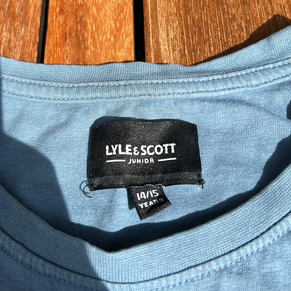 Jätte snygg lyle & scott T-shirt köpt från boozt. Skick 10/10 inga defekter eller skador! Kom privat för mer frågor och svar.. T-shirts.