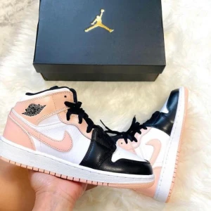 Air jordan 1 mid - Air jordan 1 mid i färgen crimson tint. Skorna är nötta vid insidan av hälen men annars i fint skick. Första bilden är lånad!