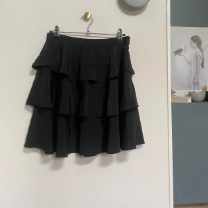 NA-KD Minikjol - En minikjol med volanger från NA-KD.