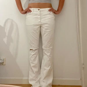 Vita jeans  - Ett super fina vita håliga jeans. Köpt secondhand men aldrig använd av mig! Passar mig bra i längden som är 172 cm.
