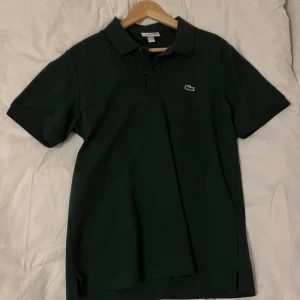 Lacoste piké  - Tvärfet piké som funkar till allmänt häng eller fester. Säljer då jag ej tyckte om passformen. Pris ej hugget i sten!