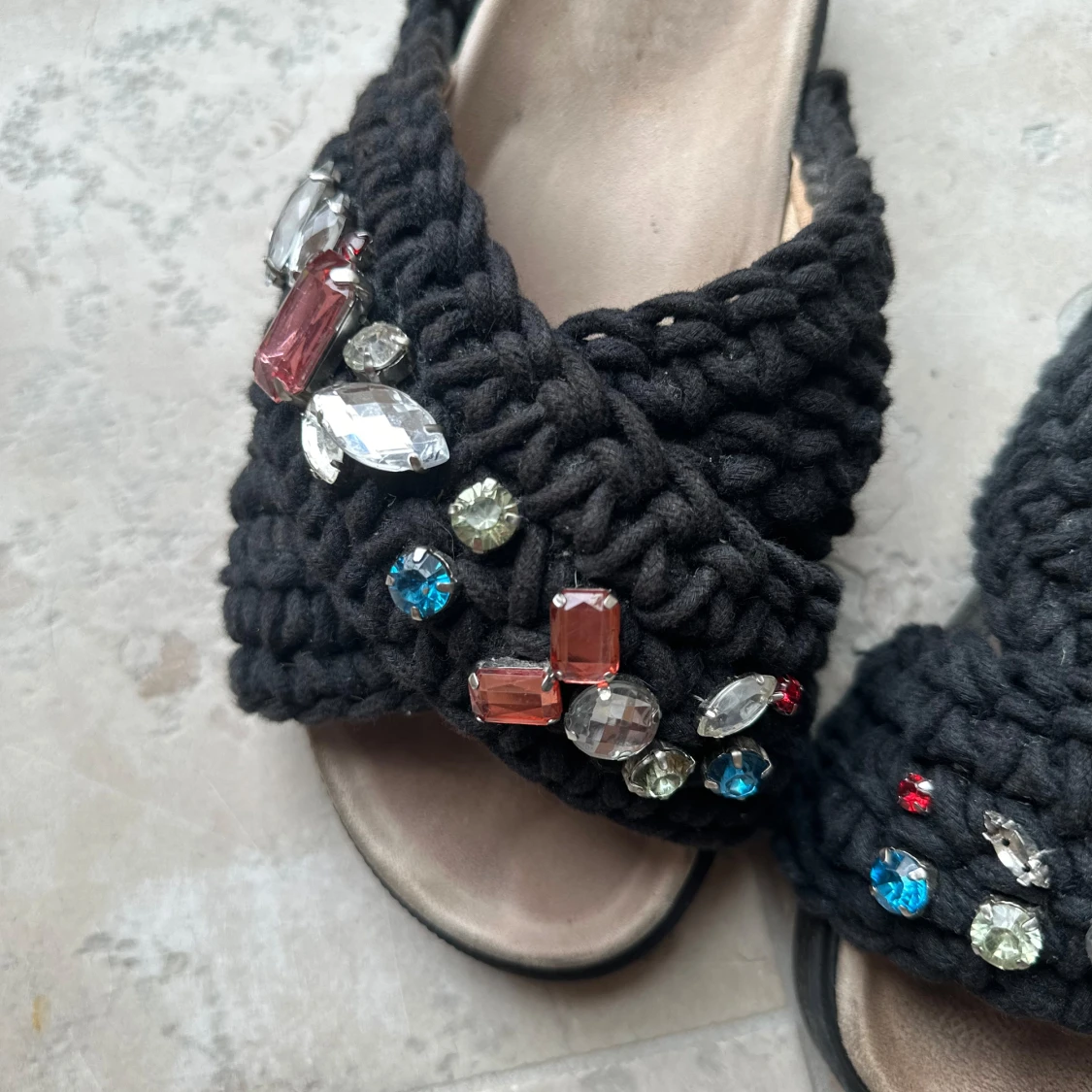 Svarta stickade sandaler med pärlor - 90