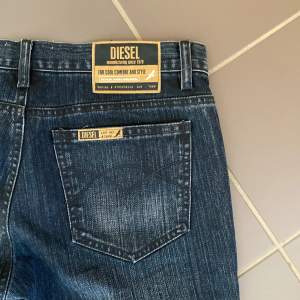 Skitsnygga Vintage diesel jeans. Låga bootcut. Står storlek 28 (L) men väldigt liten i storleken, passade inte mig som brukar bära M. Skulle säga Xs-s 💓  Midjebredd: 37 cm  Innerbenslängd: 86 cm  Benveden längst ner: 26 cm   Ord pris: 1800