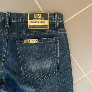 Vintage jeans  - Skitsnygga Vintage diesel jeans. Låga bootcut. Står storlek 28 (L) men väldigt liten i storleken, passade inte mig som brukar bära M. Skulle säga Xs-s 💓  Midjebredd: 37 cm  Innerbenslängd: 86 cm  Benveden längst ner: 26 cm   Ord pris: 1800