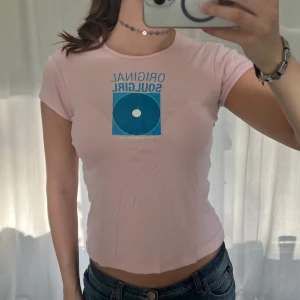 Rosa t-shirt - Babyrosa vintage t-shirt från Bella, 100% bomull. Gjord i USA 💕 Har en liten spricka i trycket
