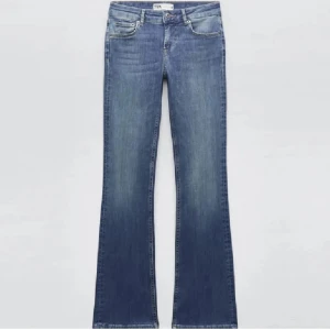 Lågmidjade zara jeans  - Säljer dessa då dom inte kommer till användning längre, köpta förra året men finns inga defekter eller skador💘