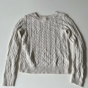 Beige lång tröja - Perfekt till hösten. Skönt material. Inga defekter. Knappt använt den tbh. Stl xs-s.
