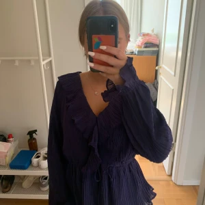 Supersöt blus  - jättefin marinblå blus. Knappt använd. Pris kan diskuteras💓