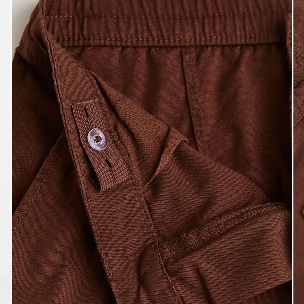 Säljer ett par snygga bruna cargopants med breda ben och praktiska fickor på sidorna. Byxorna har en knapp och dragkedja framtill, vilket ger en klassisk look. Perfekta för en avslappnad stil!. Farkut & Housut.