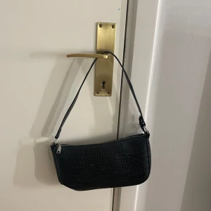 Handväska - Jättesöt svart liten handväska i ormmönster💓