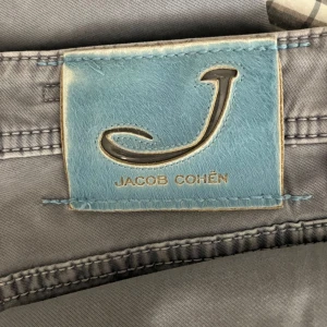 Jacob Cohen - Jacob cohen 622’s | Galet bra skick ~ 9.25/10 | Storlek 31 i längd, bredd 30/29 typ | Riktigt najs passform - slim typ | Riktigt najs ljusgrå färg | Passar 30/31 i längd / Mvh