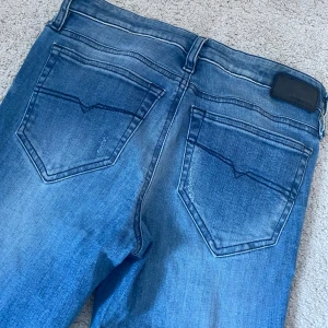 Diesel jeans - Ett par oanvända diesel jeans i storlek W27-L34 i modellen super slim-skinny regular waist. Pris går att diskuteras!!💞Kontakta mig ifall ni har några frågor!💞