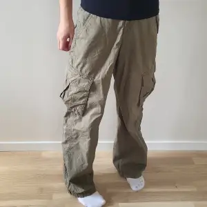 Storlek 36, Gröna cargo pants från H&M divided i bra skick❤️